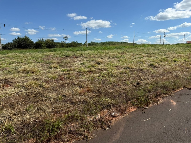LOTE 003 1 Terreno de forma irregular, sem benfeitorias, denominado Lote 18 da Quadra 02 Residencial, localizado em Américo De Campos - SP